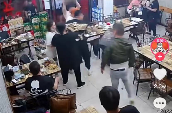 男子烧烤店骚扰女子，竟然还随即动手打人，同行好友不阻拦，反而围殴女子